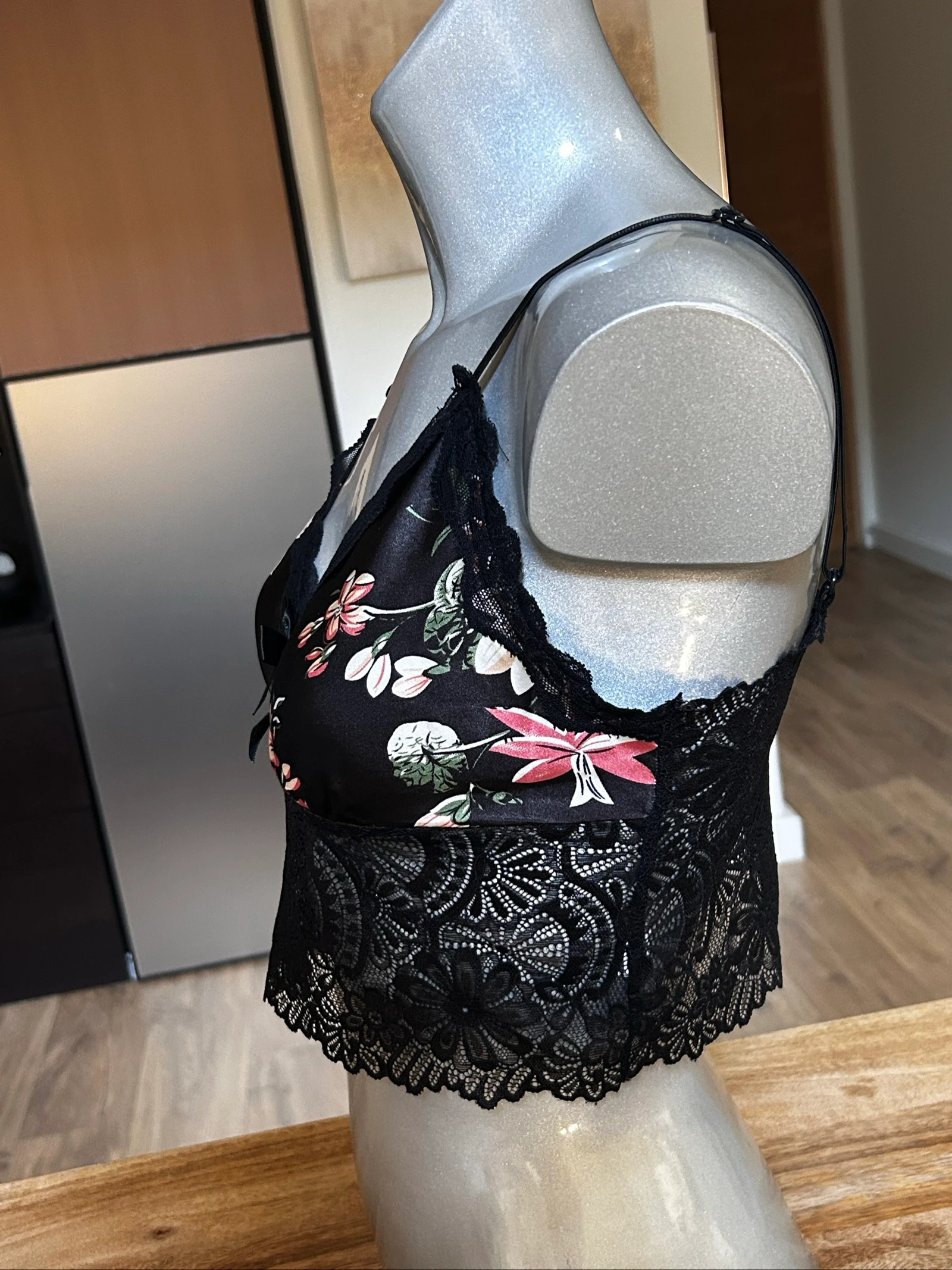 Floral lace black crop bra – Very comfortable – Size M – photo 2